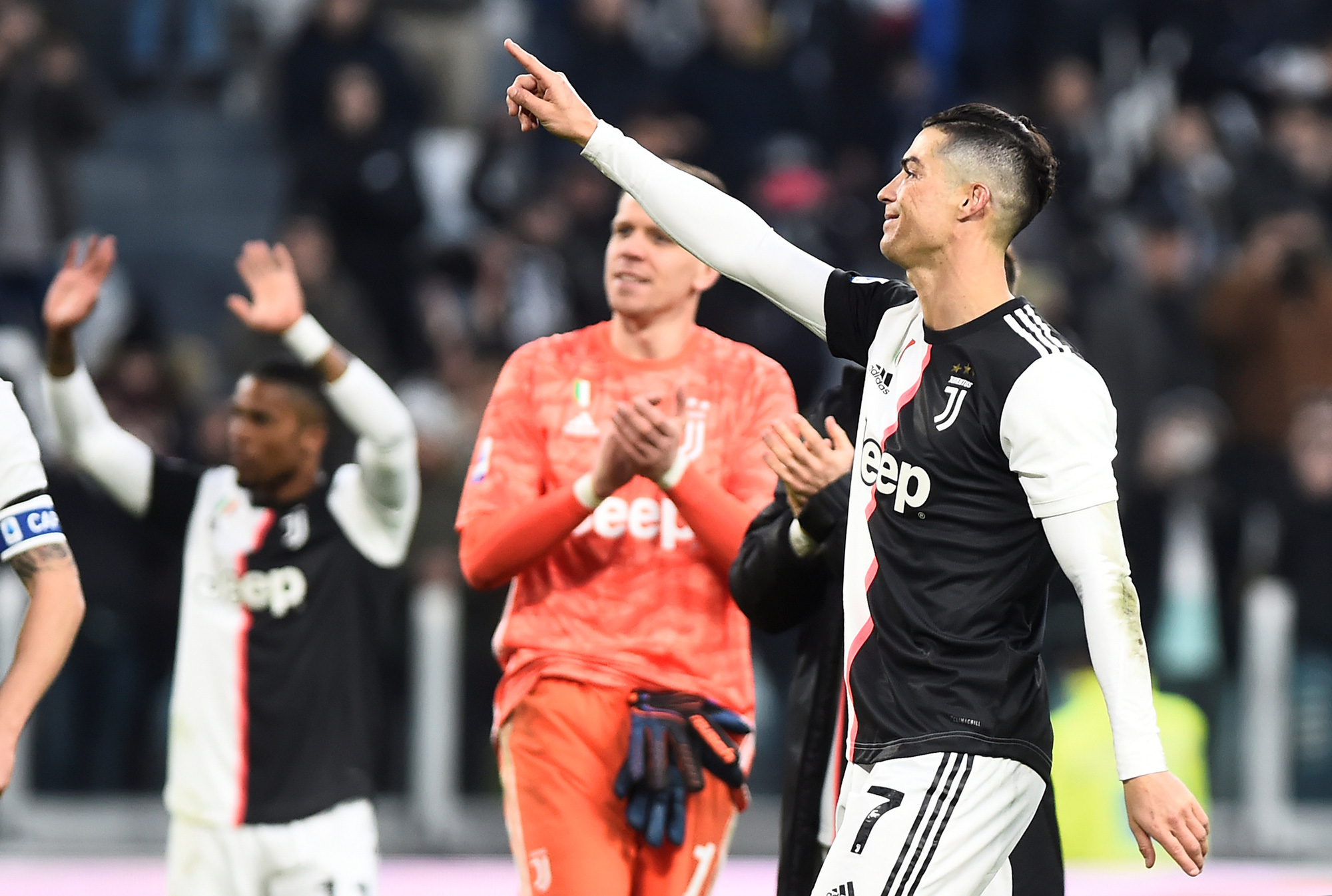 Ronaldo bắt kịp thành tích ghi bàn của Messi sau khi lập hat-trick vào lưới Cagliari