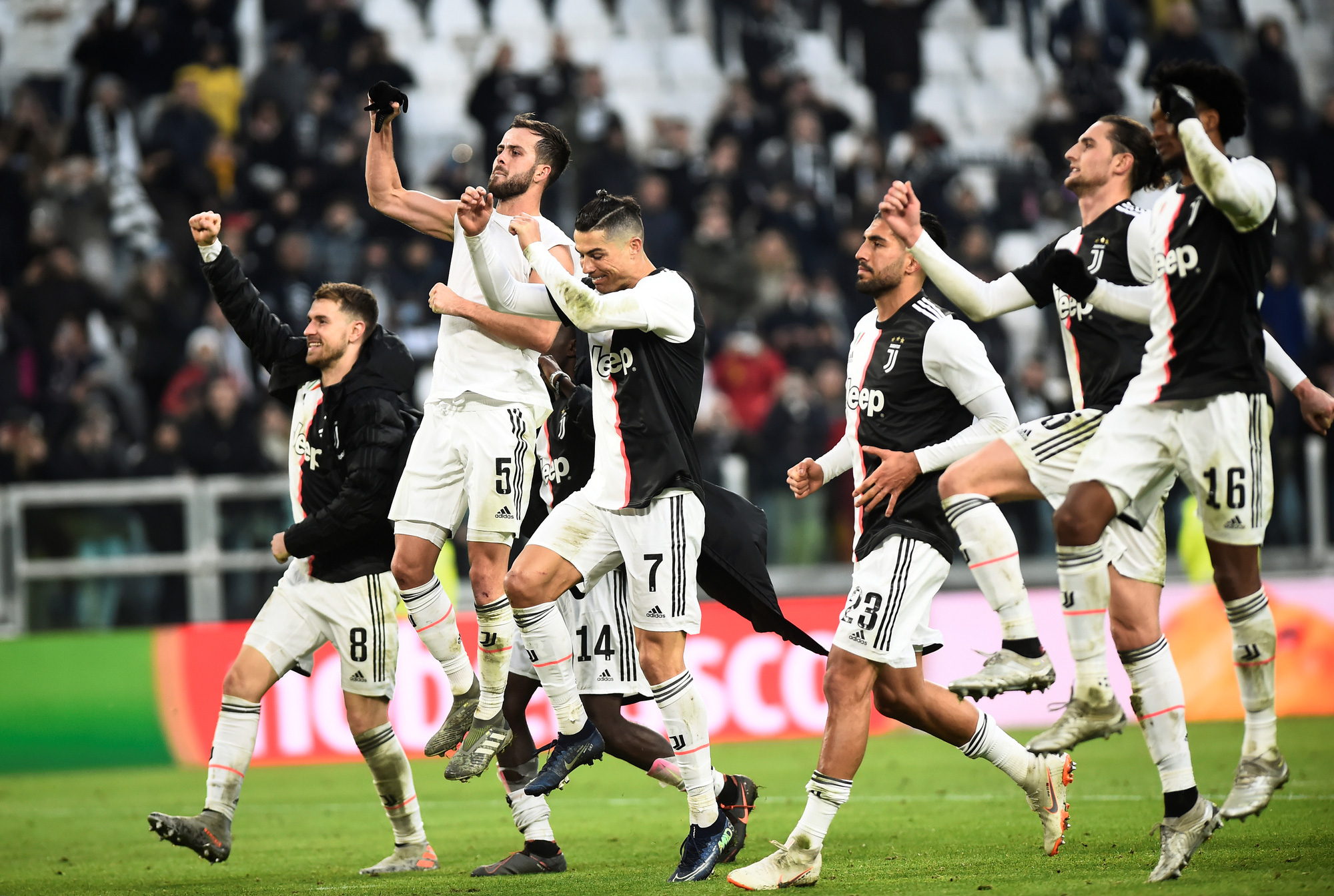 Ronaldo bắt kịp th&agrave;nh t&iacute;ch ghi b&agrave;n của Messi sau khi lập hat-trick v&agrave;o lưới Cagliari - Ảnh 1.