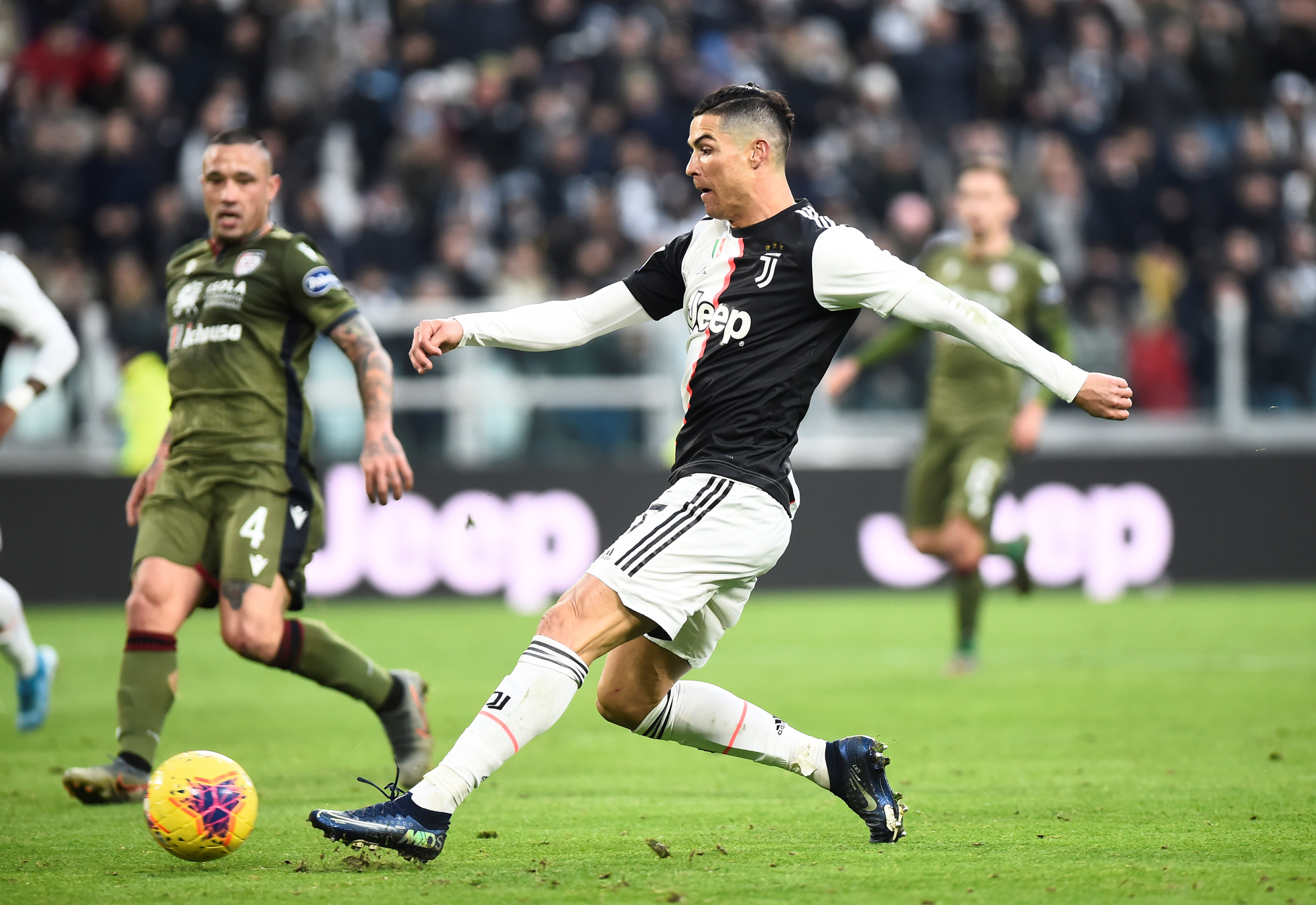 Ronaldo bắt kịp th&agrave;nh t&iacute;ch ghi b&agrave;n của Messi sau khi lập hat-trick v&agrave;o lưới Cagliari - Ảnh 2.
