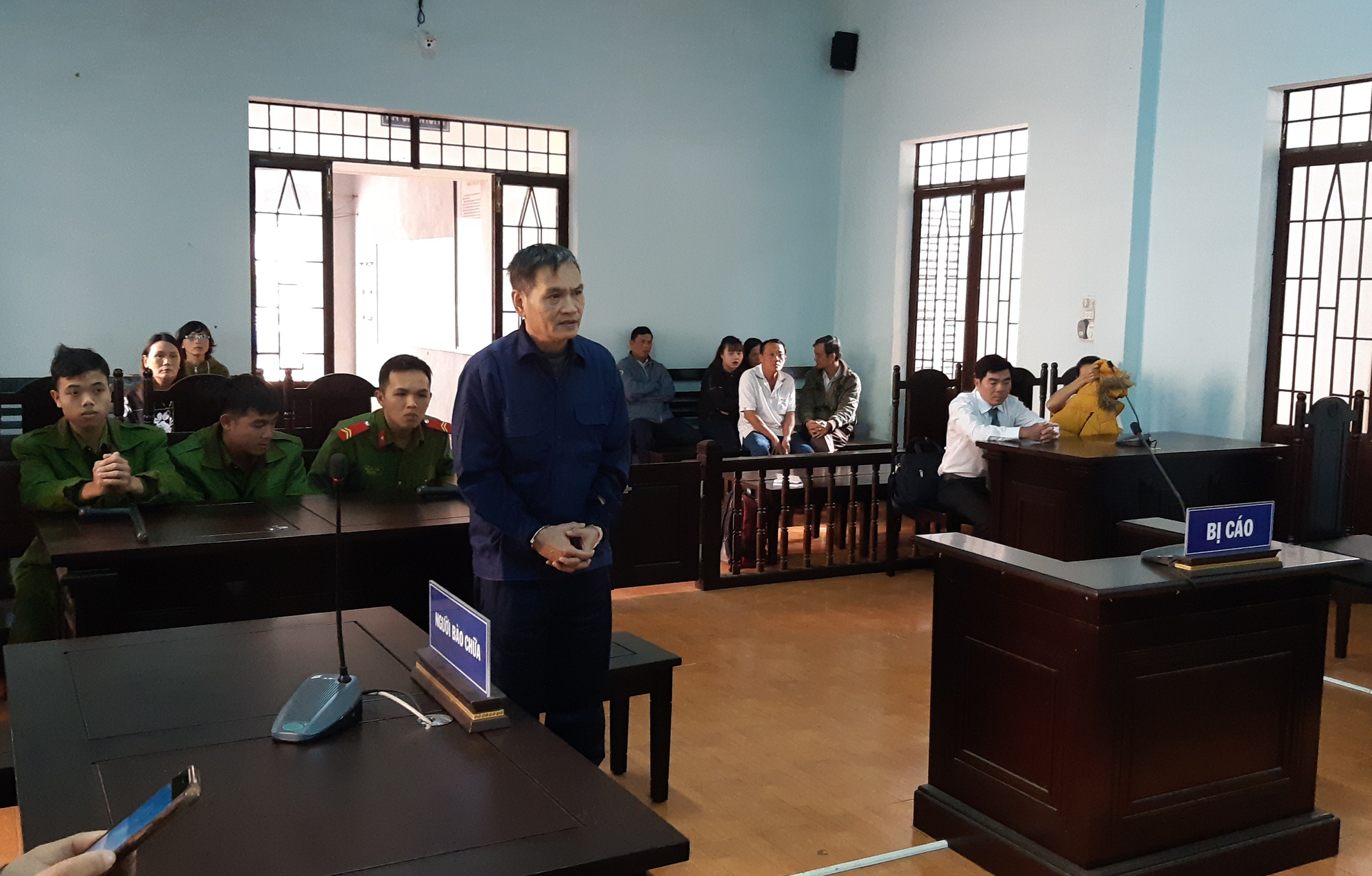 Ông chủ nhiều lần hiếp dâm cô gái khuyết tật rồi bồi thường... 1.000 đồng