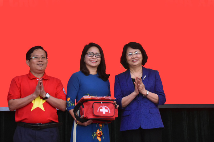 Ph&oacute; B&iacute; thư Thường trực Th&agrave;nh ủy TP HCM trao bằng khen cho B&aacute;o Người Lao Động - Ảnh 5.