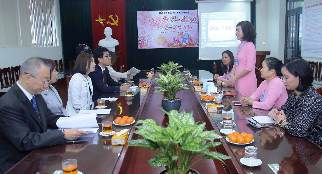 Phu nh&acirc;n Ngoại trưởng Nhật Bản tr&ograve; chuyện với học sinh trường Chu Văn An - Ảnh 3.