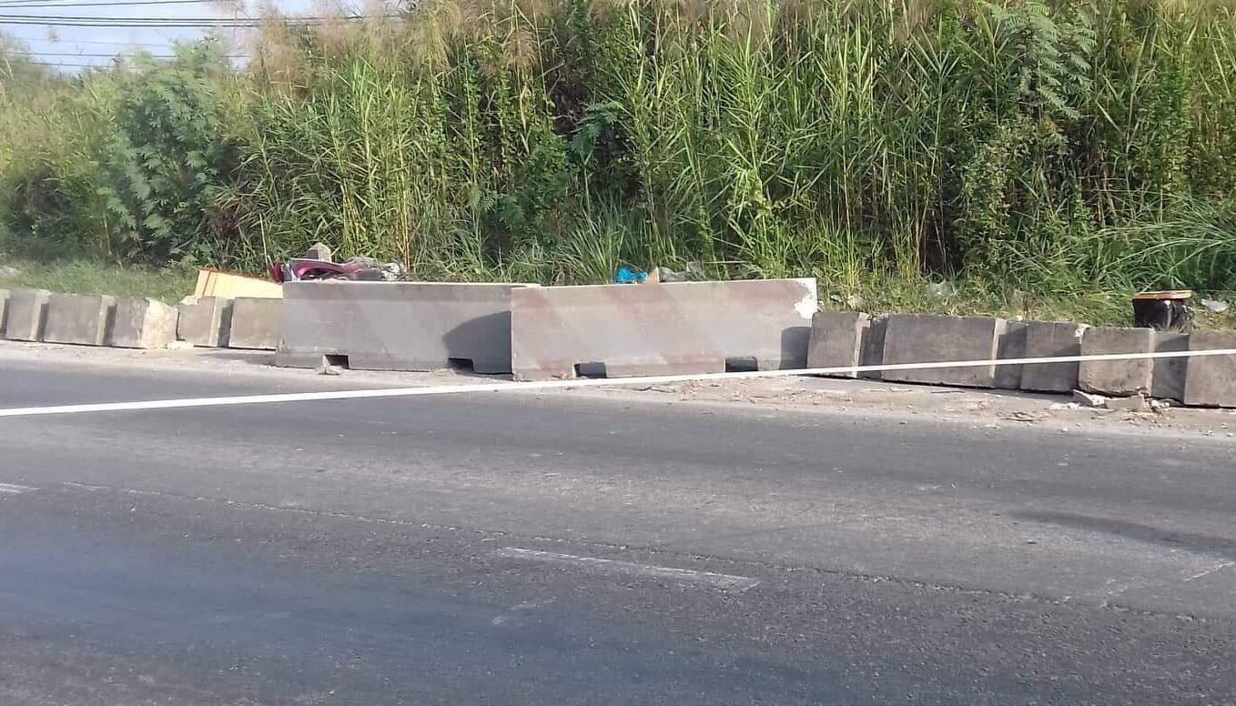 Bị dải ph&acirc;n c&aacute;ch văng tr&uacute;ng, thanh ni&ecirc;n tử vong oan mạng ở ch&acirc;n cầu Ph&uacute; Mỹ - Ảnh 1.