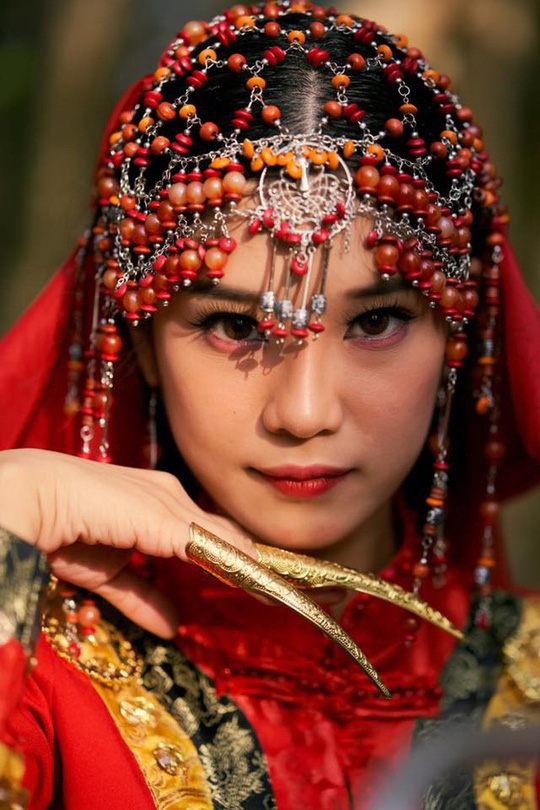 B&aacute;n nh&agrave; l&agrave;m MV 5 tỉ, Ho&agrave;ng Yến Chipi bị tố copy phim Đ&ocirc;ng cung - Ảnh 4.
