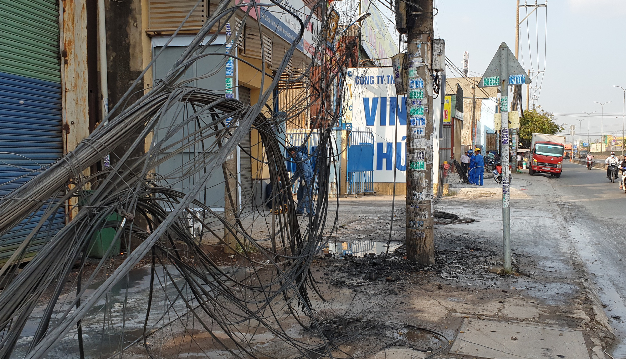 Bó dây cáp phát nổ trên Quốc lộ 1, người tháo chạy, giao thông rối loạn - Ảnh 2.