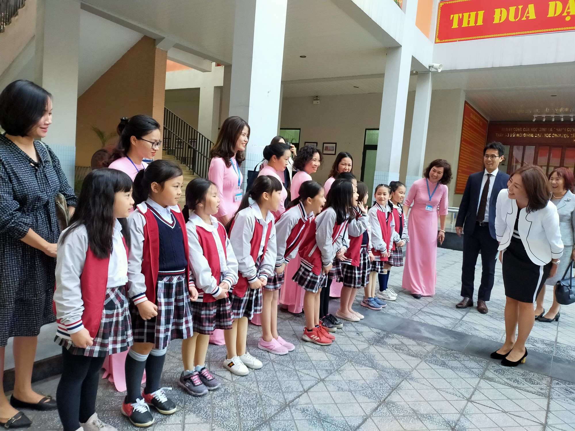 Phu nh&acirc;n Ngoại trưởng Nhật Bản tr&ograve; chuyện với học sinh trường Chu Văn An - Ảnh 2.
