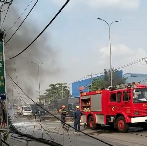 Bó dây cáp phát nổ liên tục trên Quốc lộ 1, nhiều người hoảng hốt tháo chạy