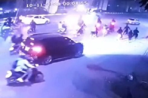 Gần 20 thanh, thiếu niên cầm đao, kiếm lao vào hỗn chiến kinh hoàng trên phố