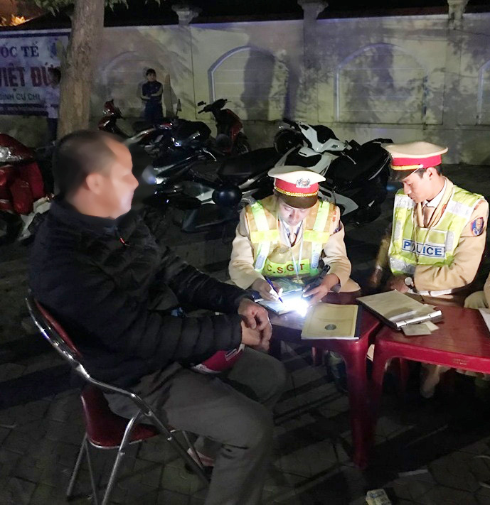 Trưa uống vài ly rượu đầy tháng cháu, chiều bị phạt 7 triệu đồng, tước GPLX 10-12 tháng