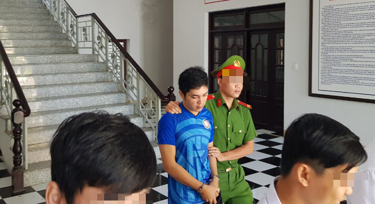 Đang bán rượu, chủ tiệm tạp hóa bị thanh niên 23 tuổi hiếp dâm