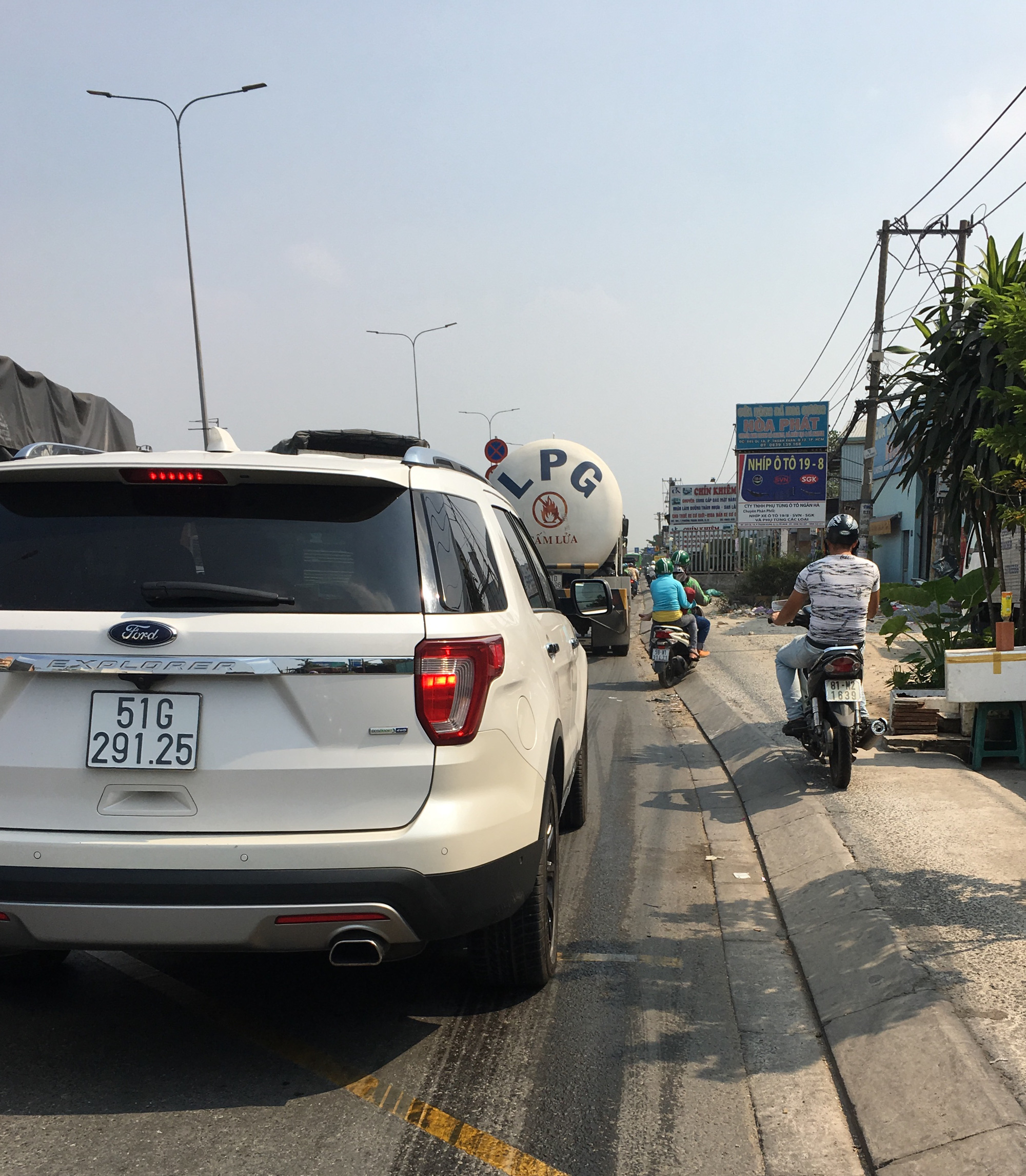 Ghê sợ hàng loạt ôtô tràn vào làn xe máy trên Quốc lộ 1