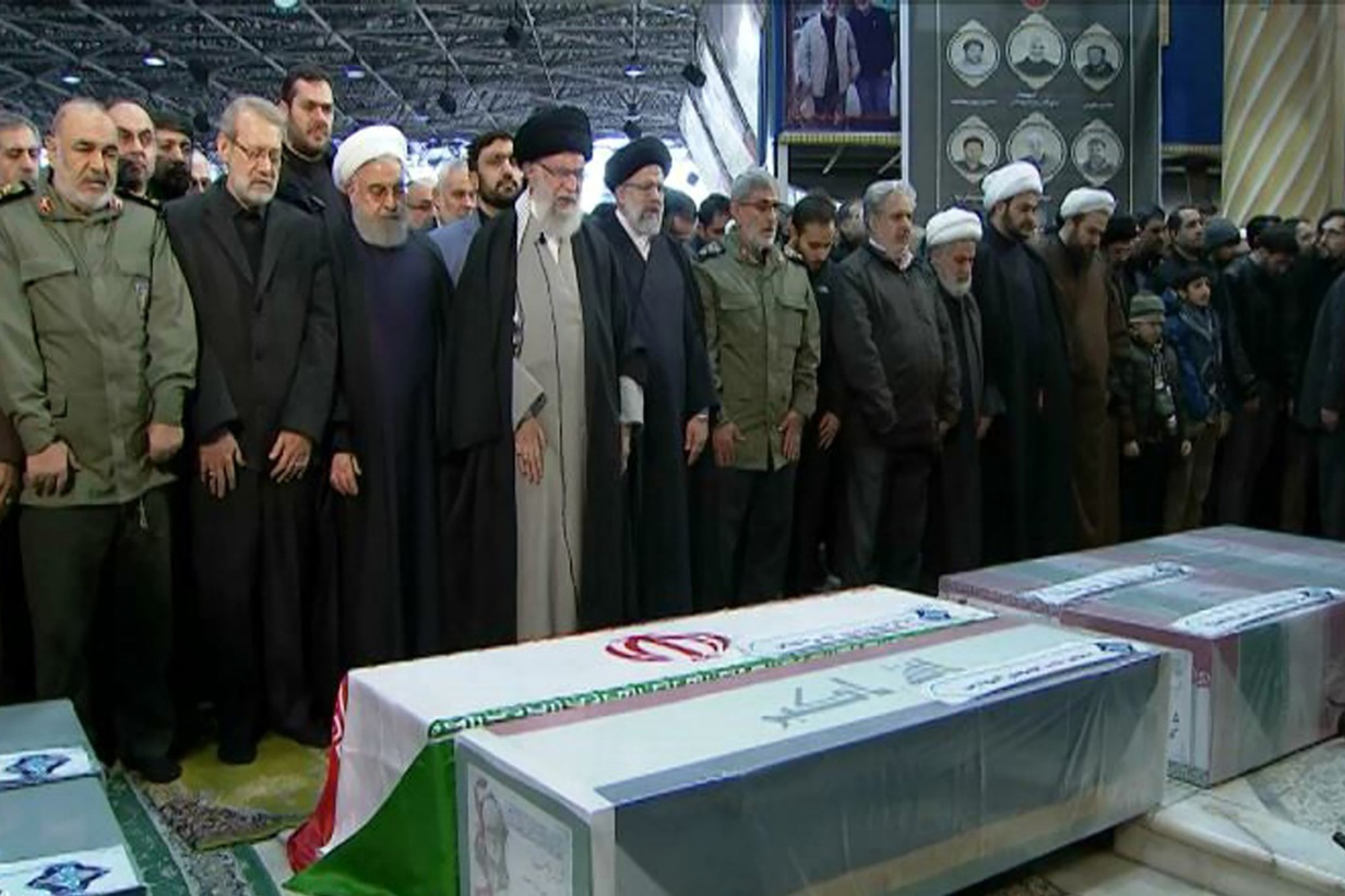Đại gi&aacute;o chủ Iran li&ecirc;n tục bật kh&oacute;c trước linh cữu tướng Soleimani - Ảnh 2.