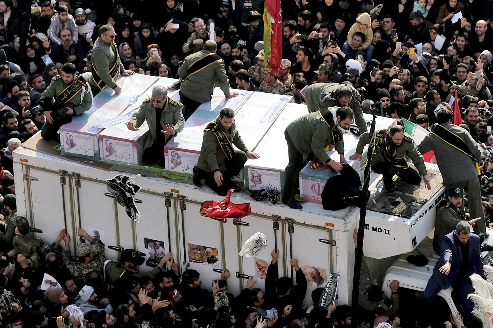 Đại gi&aacute;o chủ Iran li&ecirc;n tục bật kh&oacute;c trước linh cữu tướng Soleimani - Ảnh 6.