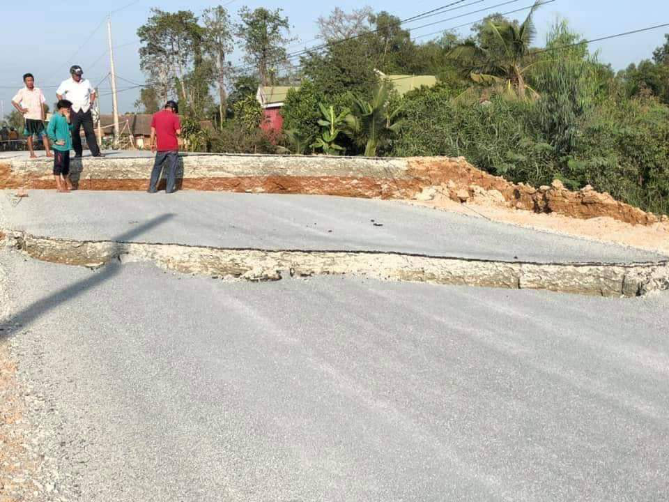 Ớn lạnh con đường gần 100 tỉ đang làm bất ngờ bị xẻ làm đôi - Ảnh 1.