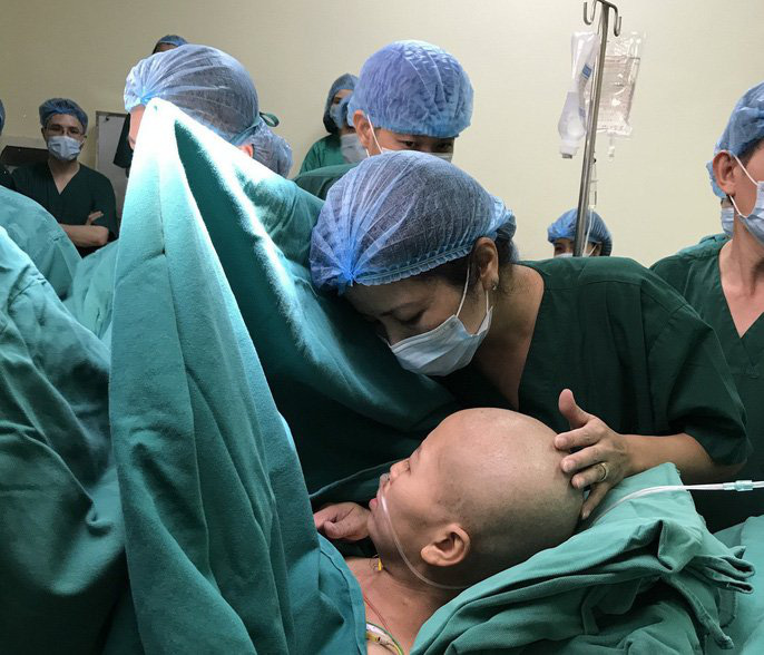 Bất ngờ với h&igrave;nh ảnh đ&aacute;ng y&ecirc;u của con trai sản phụ ung thư v&uacute; giai đoạn cuối - Ảnh 4.