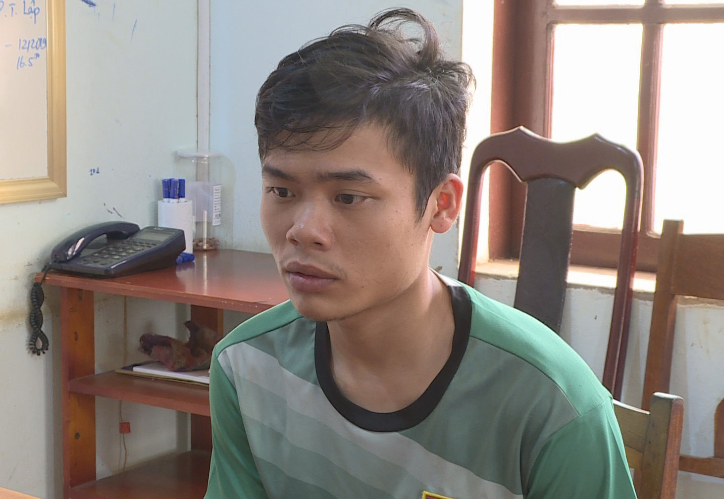 Trên đường chơi game, thanh niên bẻ trộm hàng loạt gương chiếu hậu xe con