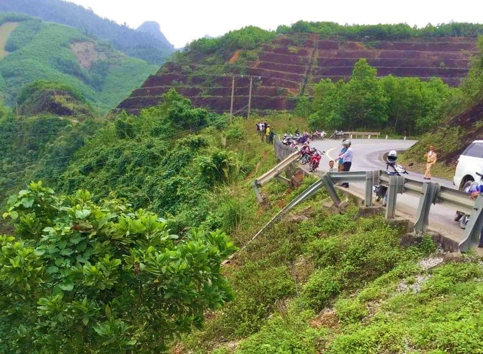 Xe bán tải lao xuống vực sâu 50 mét, tài xế chết tại chỗ