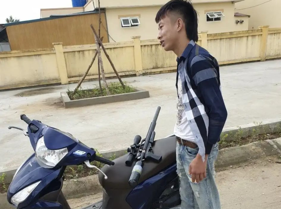 2 thanh niên phóng xe máy không đội mũ bảo hiểm, giấu súng trong áo chống nắng