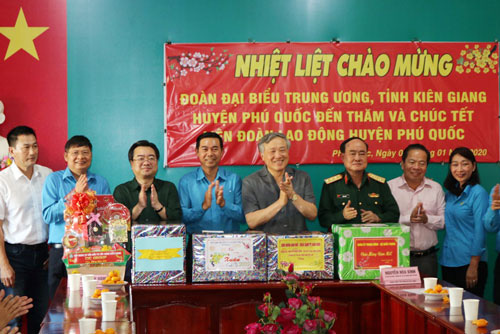 Cùng công nhân vui "Tết sum vầy"
