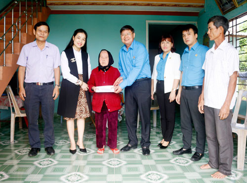 Thăm hỏi, tặng quà gia đình chính sách, Mẹ Việt Nam anh hùng
