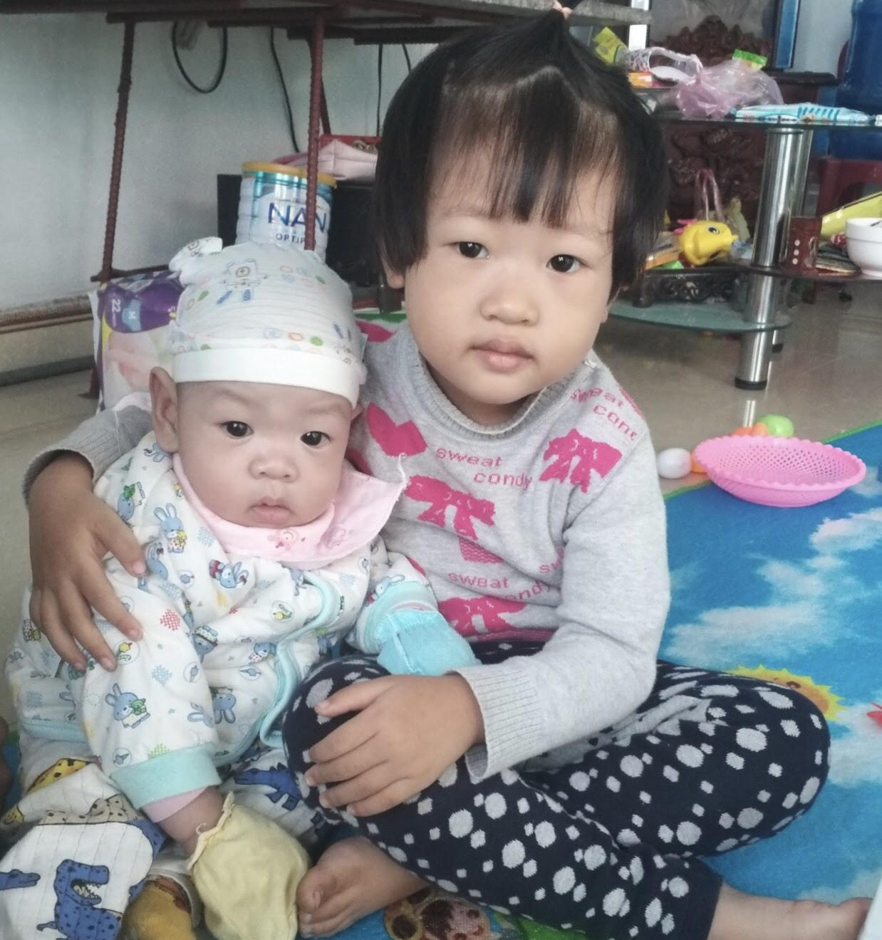 Bất ngờ với h&igrave;nh ảnh đ&aacute;ng y&ecirc;u của con trai sản phụ ung thư v&uacute; giai đoạn cuối - Ảnh 1.
