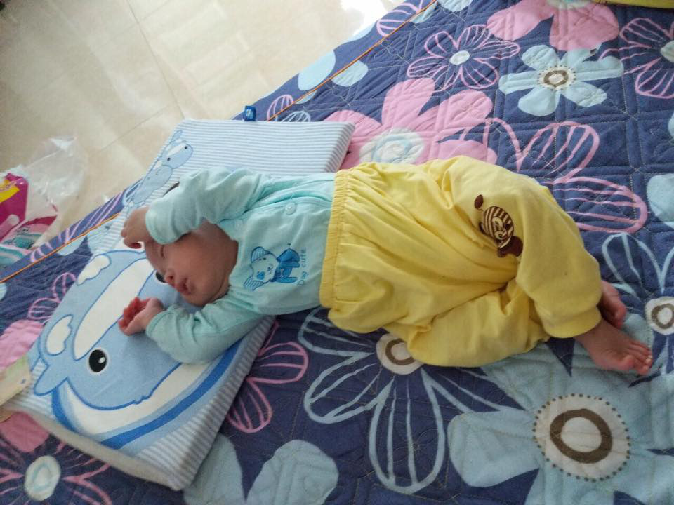 Bất ngờ với h&igrave;nh ảnh đ&aacute;ng y&ecirc;u của con trai sản phụ ung thư v&uacute; giai đoạn cuối - Ảnh 2.