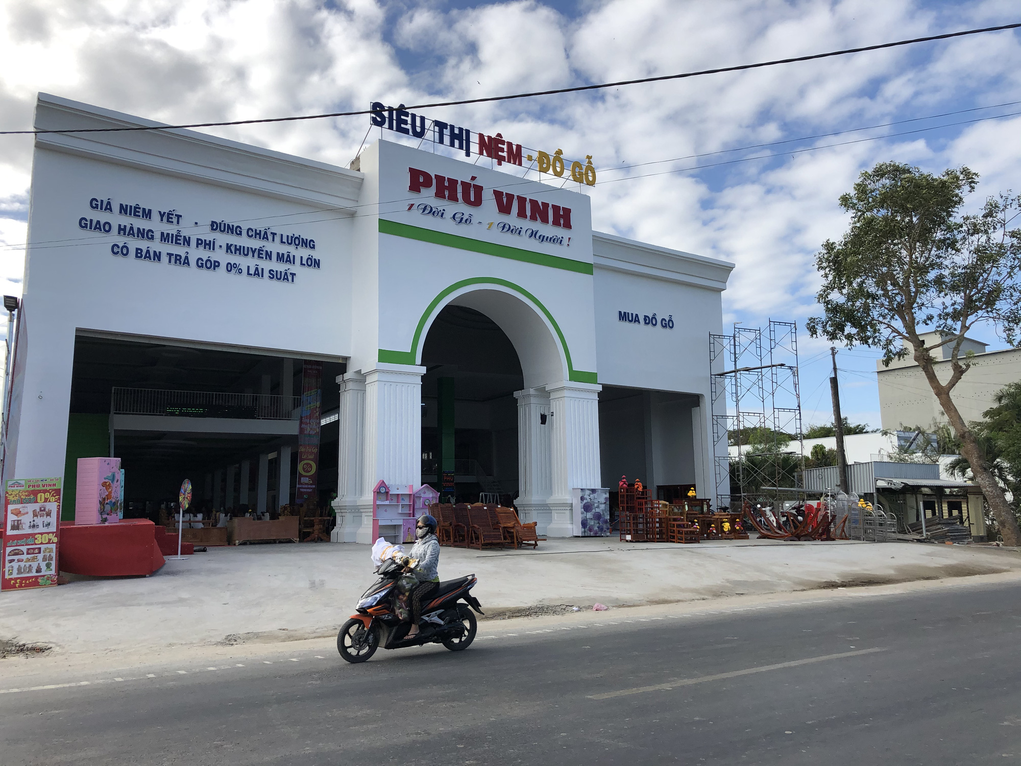 Bị đình chỉ, siêu thị đồ gỗ hoành tráng ở Bạc Liêu vẫn mọc lên