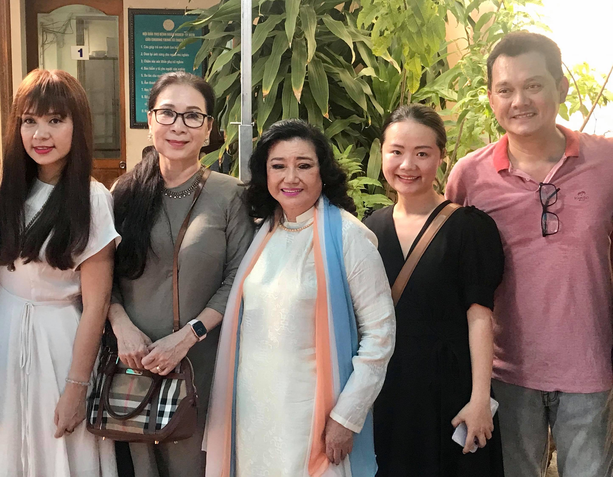 NSND Kim Cương dù bệnh vẫn trao quà Tết "Nghệ sĩ tri âm"