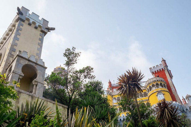 B&ecirc;n trong l&acirc;u đ&agrave;i Disneyland d&agrave;nh cho người lớn - Ảnh 3.