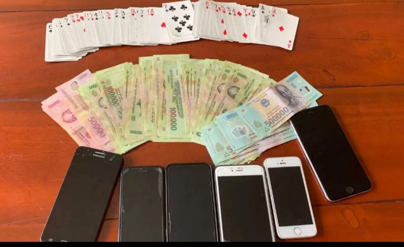 Đ&aacute;nh b&agrave;i ăn tiền sau li&ecirc;n hoan tất ni&ecirc;n cuối năm, 12 người bị c&ocirc;ng an t&oacute;m gọn - Ảnh 2.