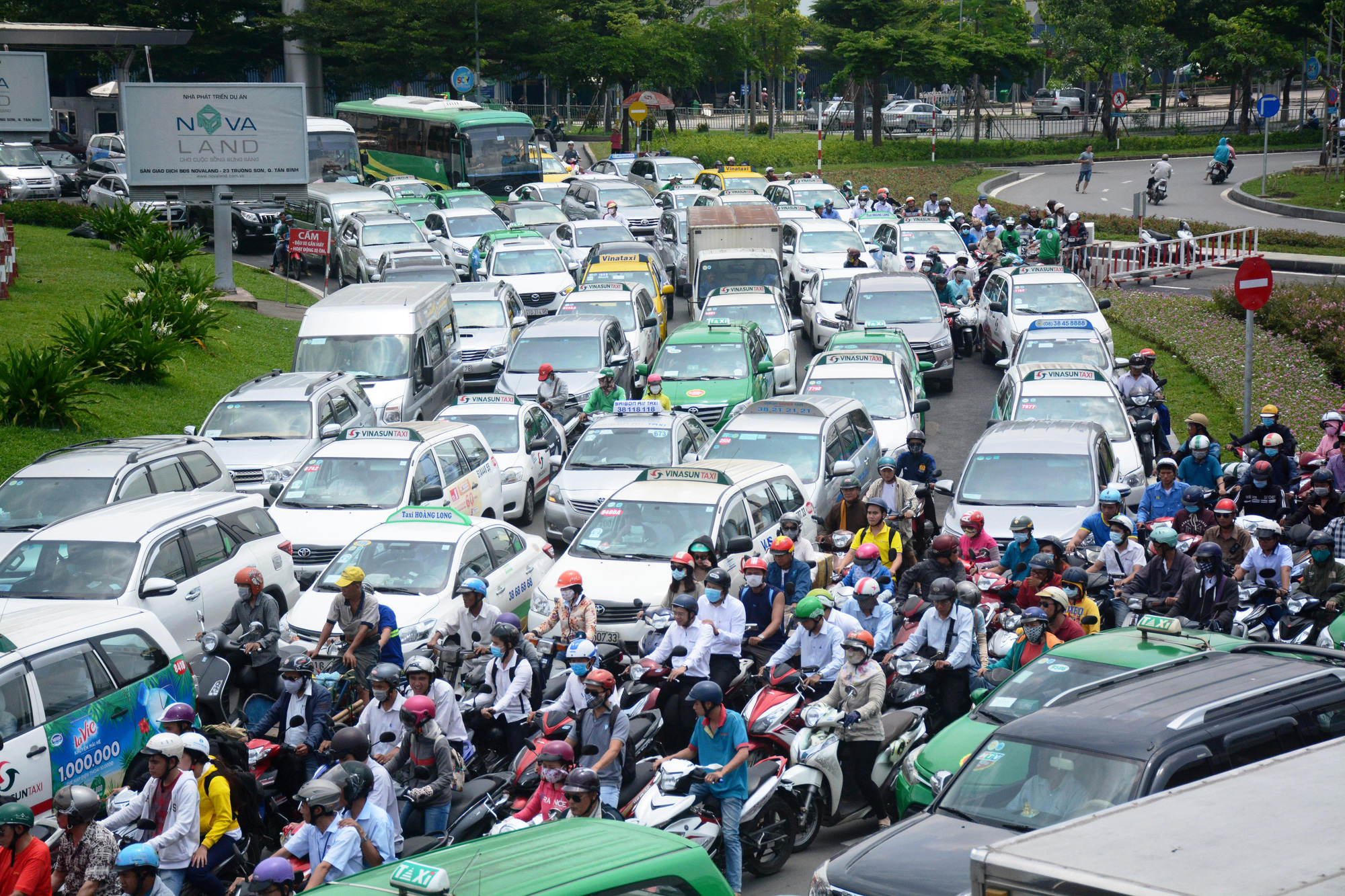 Từ hôm nay, CSGT huy động tối đa lực lượng "chốt" ở khu vực sân bay Tân Sơn Nhất