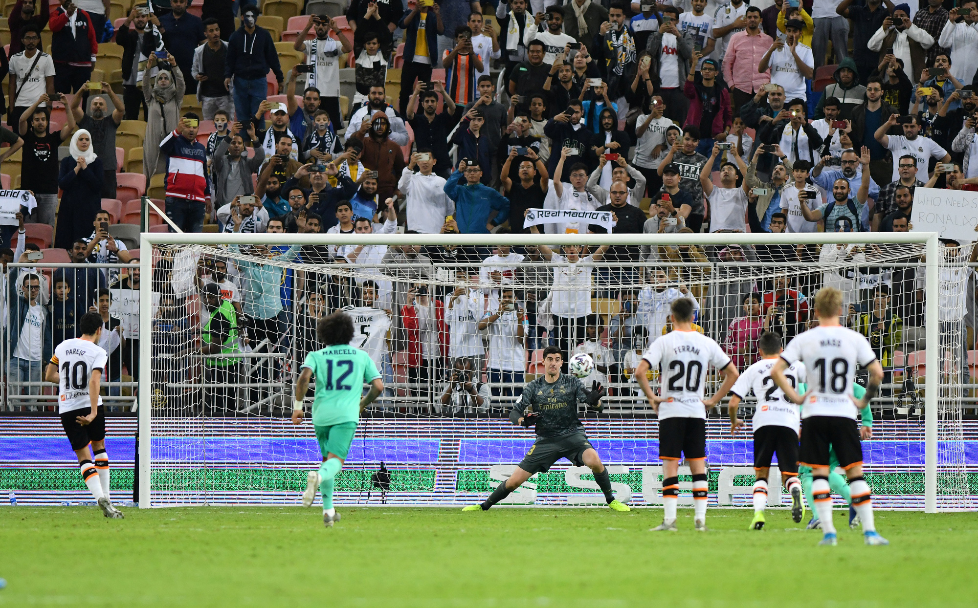 Real Madrid đ&aacute;nh &uacute;p Valencia, gi&agrave;nh v&eacute; v&agrave;o chung kết Si&ecirc;u c&uacute;p - Ảnh 9.