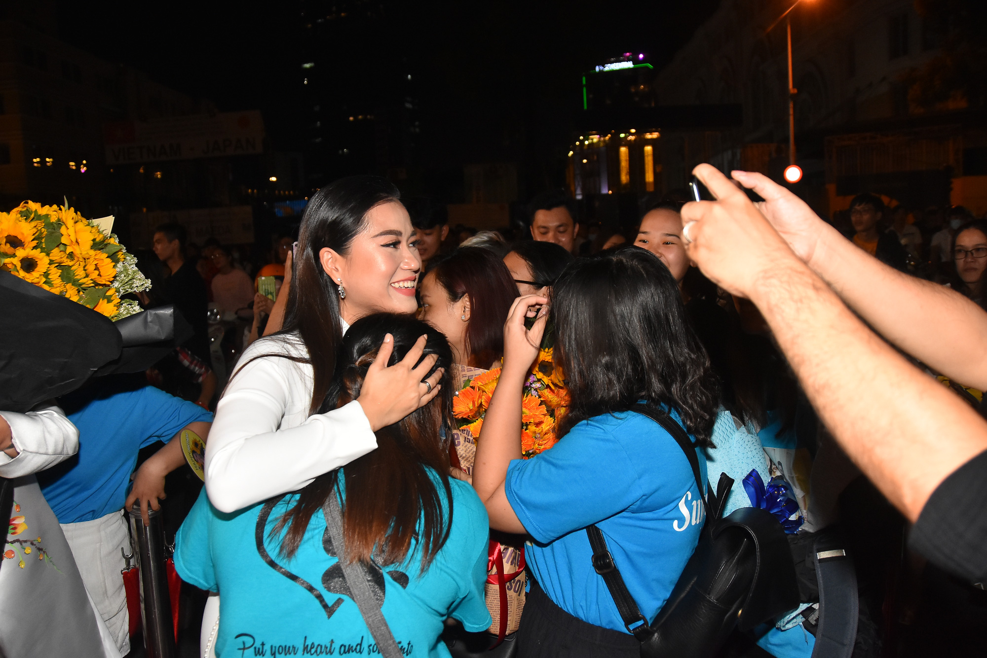 Vợ chồng Lâm Vỹ Dạ lao vào vòng tay "fan" mừng Mai Vàng