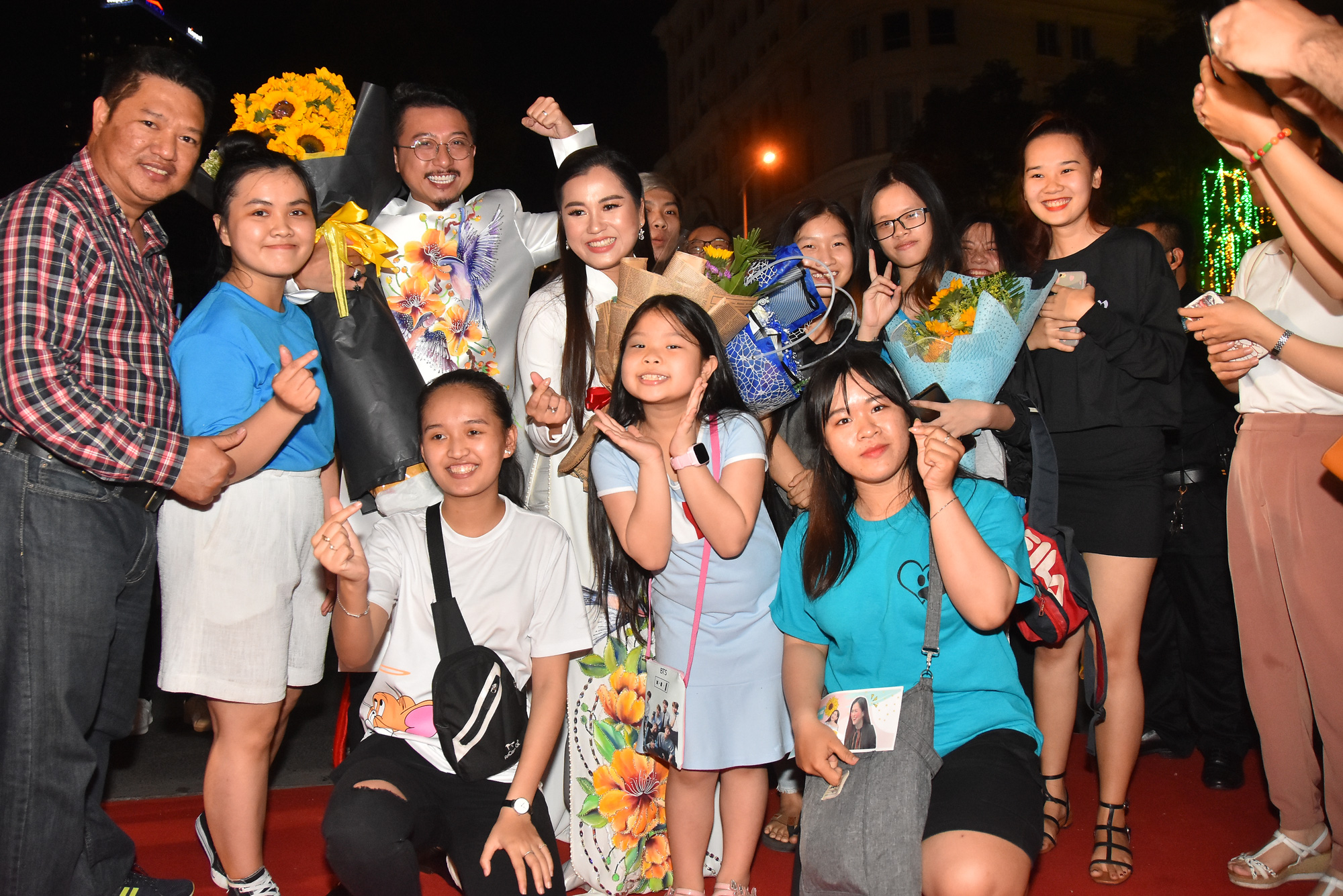 Vợ chồng L&acirc;m Vỹ Dạ lao v&agrave;o v&ograve;ng tay fan mừng Mai V&agrave;ng - Ảnh 7.