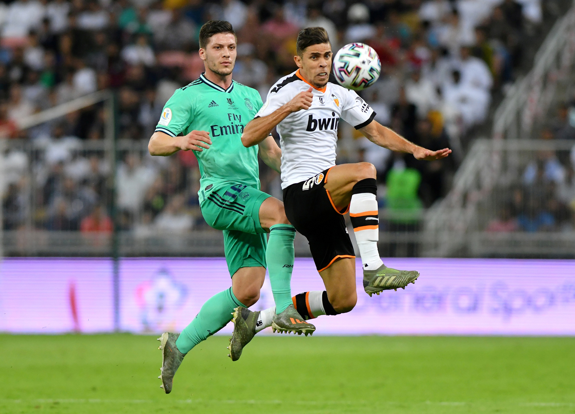 Real Madrid đ&aacute;nh &uacute;p Valencia, gi&agrave;nh v&eacute; v&agrave;o chung kết Si&ecirc;u c&uacute;p - Ảnh 4.