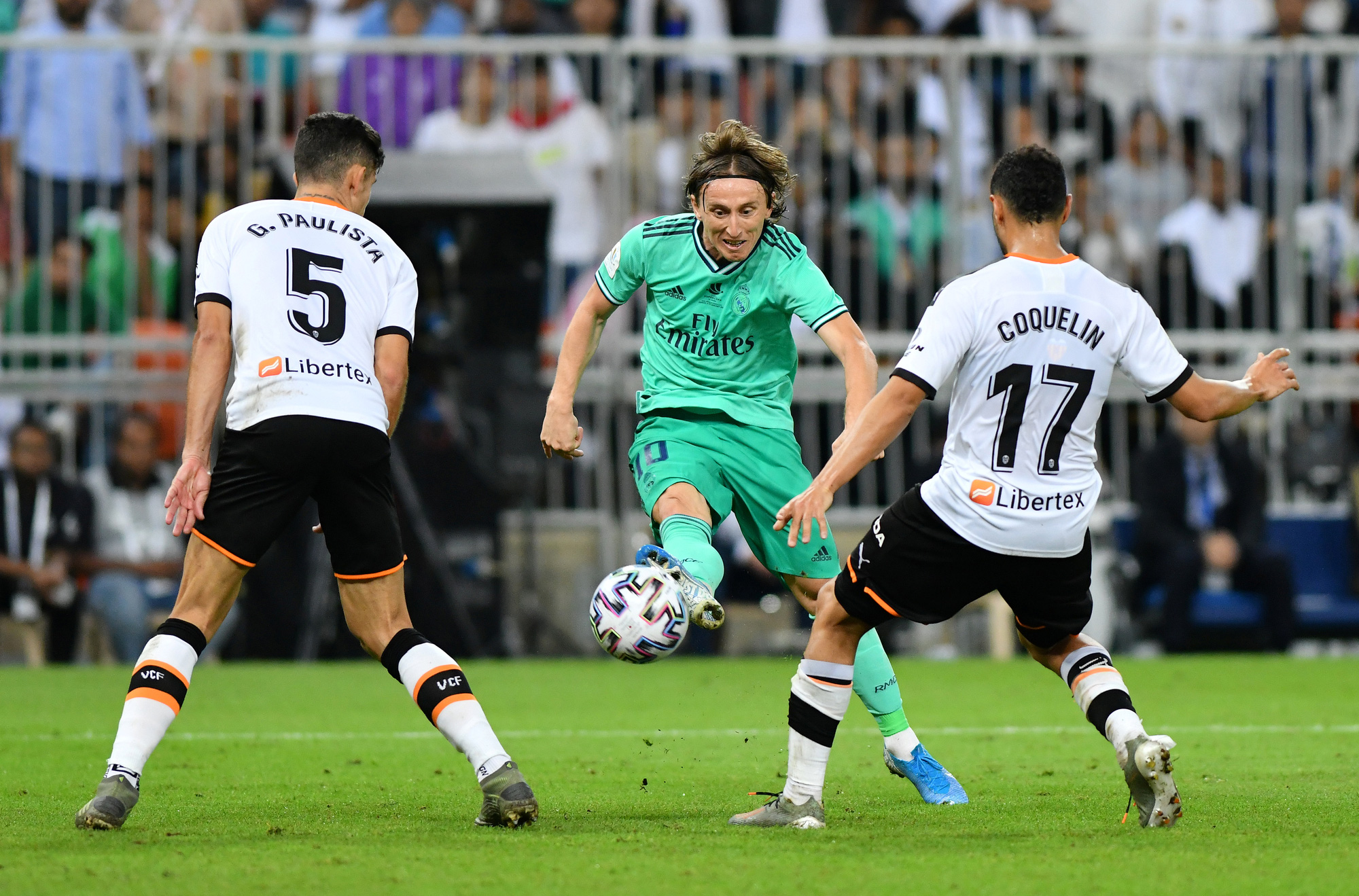 Real Madrid "đánh úp" Valencia, giành vé vào chung kết Siêu cúp