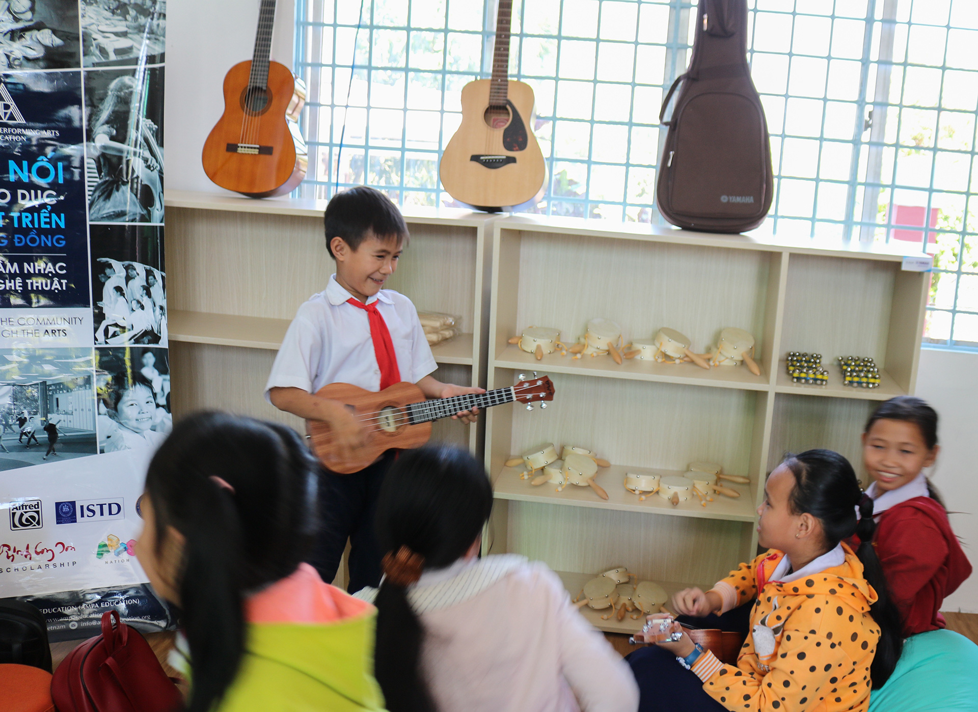 Kh&ocirc;ng gian &acirc;m nhạc tại trường tiểu học v&ugrave;ng xa - Ảnh 1.