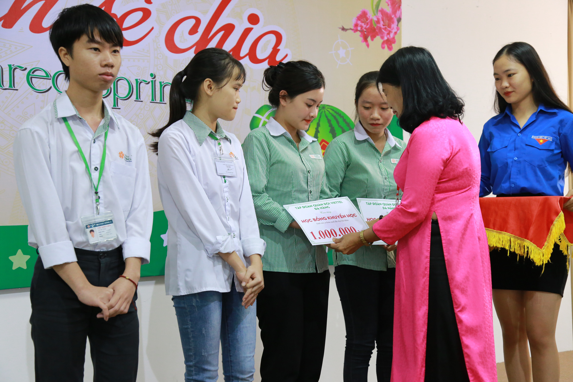 Đại học Đông Á: Tặng 238 vé xe Tết cho sinh viên khó khăn - Ảnh 1.