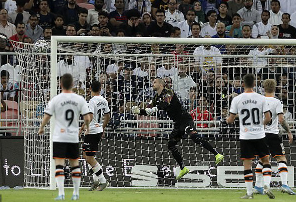 Real Madrid đ&aacute;nh &uacute;p Valencia, gi&agrave;nh v&eacute; v&agrave;o chung kết Si&ecirc;u c&uacute;p - Ảnh 5.