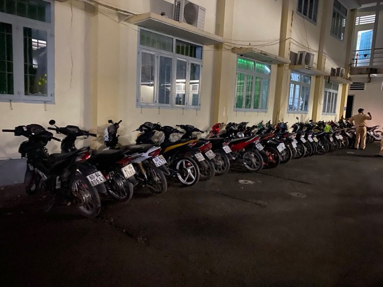 Hoảng loạn với cuộc đua tử thần trên Quốc lộ 20 - Ảnh 4.
