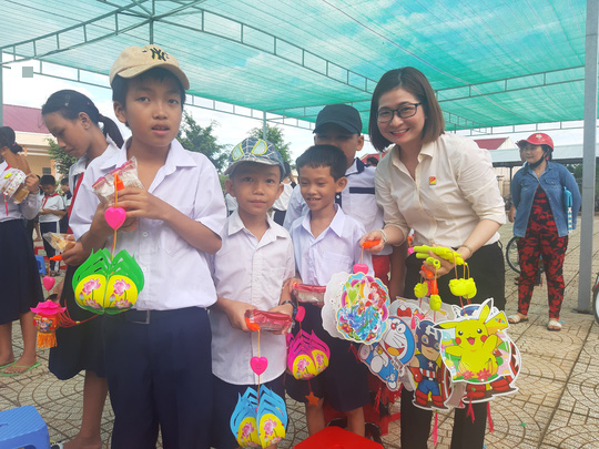 Ấm áp mùa trung thu với trẻ em nghèo Hậu Giang
