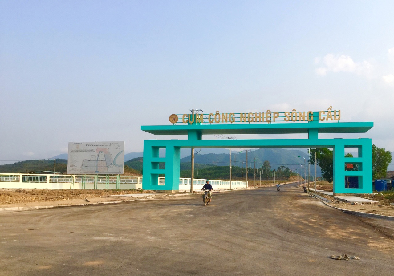 Cụm c&ocirc;ng nghiệp S&ocirc;ng Cầu - Diện mạo mới cho huyện ngh&egrave;o - Ảnh 1.