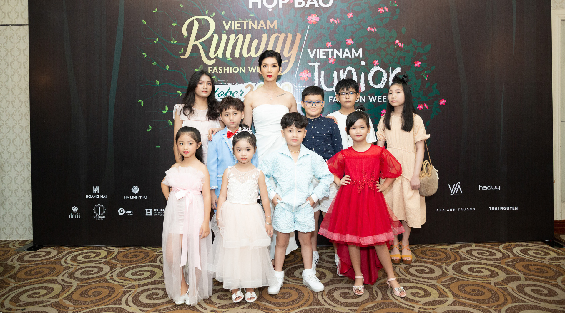 Si&ecirc;u mẫu Xu&acirc;n Lan trở lại với show đ&uacute;p 2 tuần lễ thời trang - Ảnh 1.