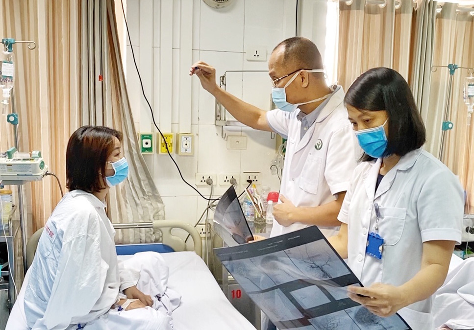 Nữ nhân viên ngân hàng suýt mù mắt sau tiêm filler ở tiệm spa - Ảnh 2.