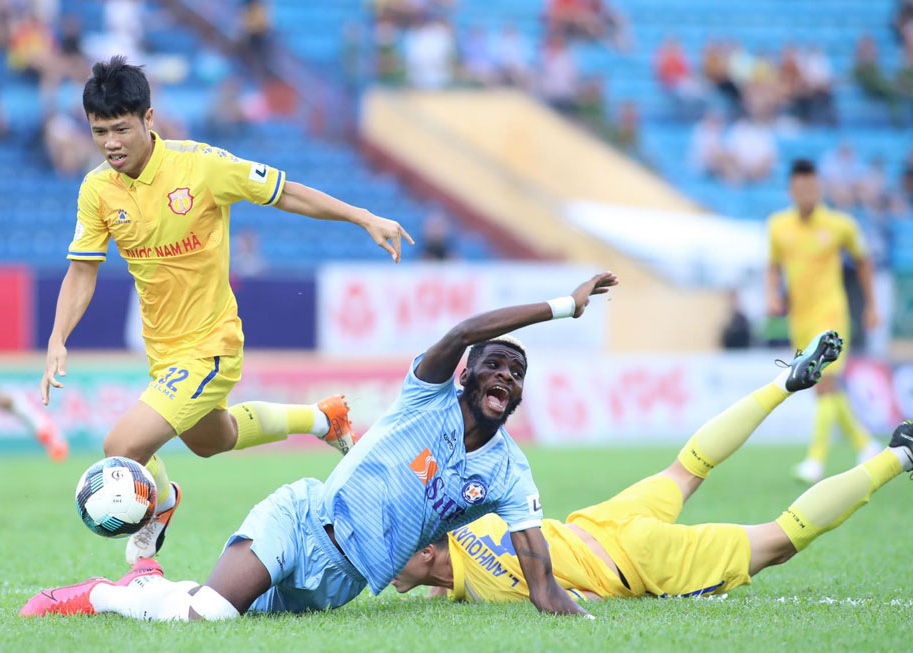 Thất bại trên sân khách, SHB Đà Nẵng và SLNA mất cơ hội tranh ngôi vô địch V-League