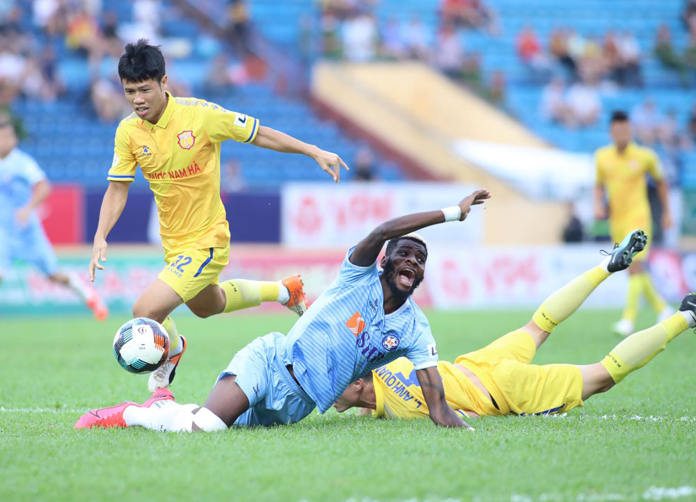 Thất bại tr&ecirc;n s&acirc;n kh&aacute;ch, SHB Đ&agrave; Nẵng v&agrave; SLNA mất cơ hội tranh ng&ocirc;i v&ocirc; địch V-League - Ảnh 2.