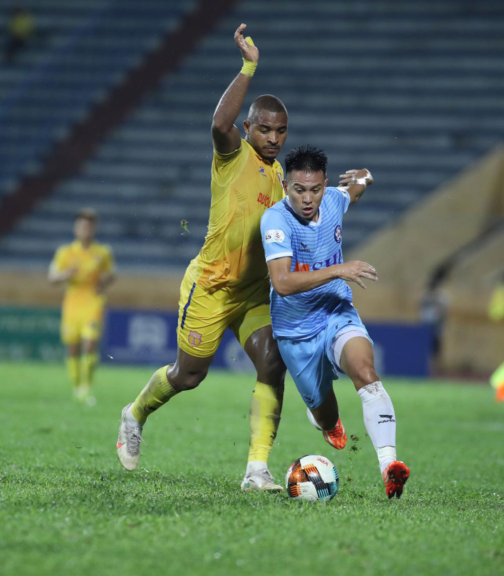 Thất bại tr&ecirc;n s&acirc;n kh&aacute;ch, SHB Đ&agrave; Nẵng v&agrave; SLNA mất cơ hội tranh ng&ocirc;i v&ocirc; địch V-League - Ảnh 1.