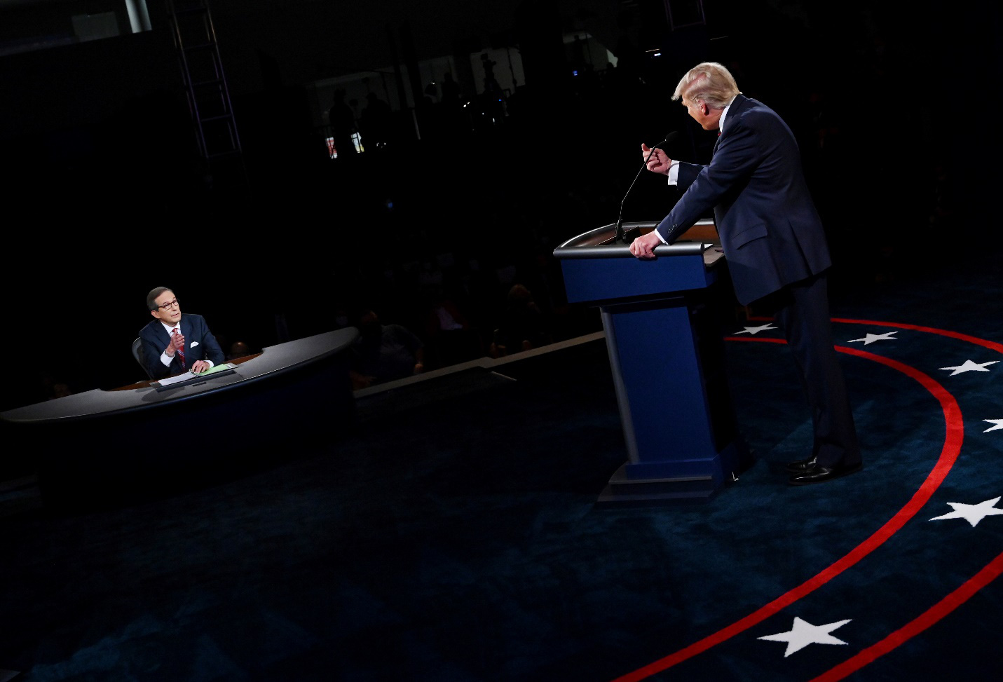 Đổi luật cuộc tranh luận, &ocirc;ng Trump chỉ tr&iacute;ch cuộc chiến &ldquo;hai chọi một&rdquo; - Ảnh 1.