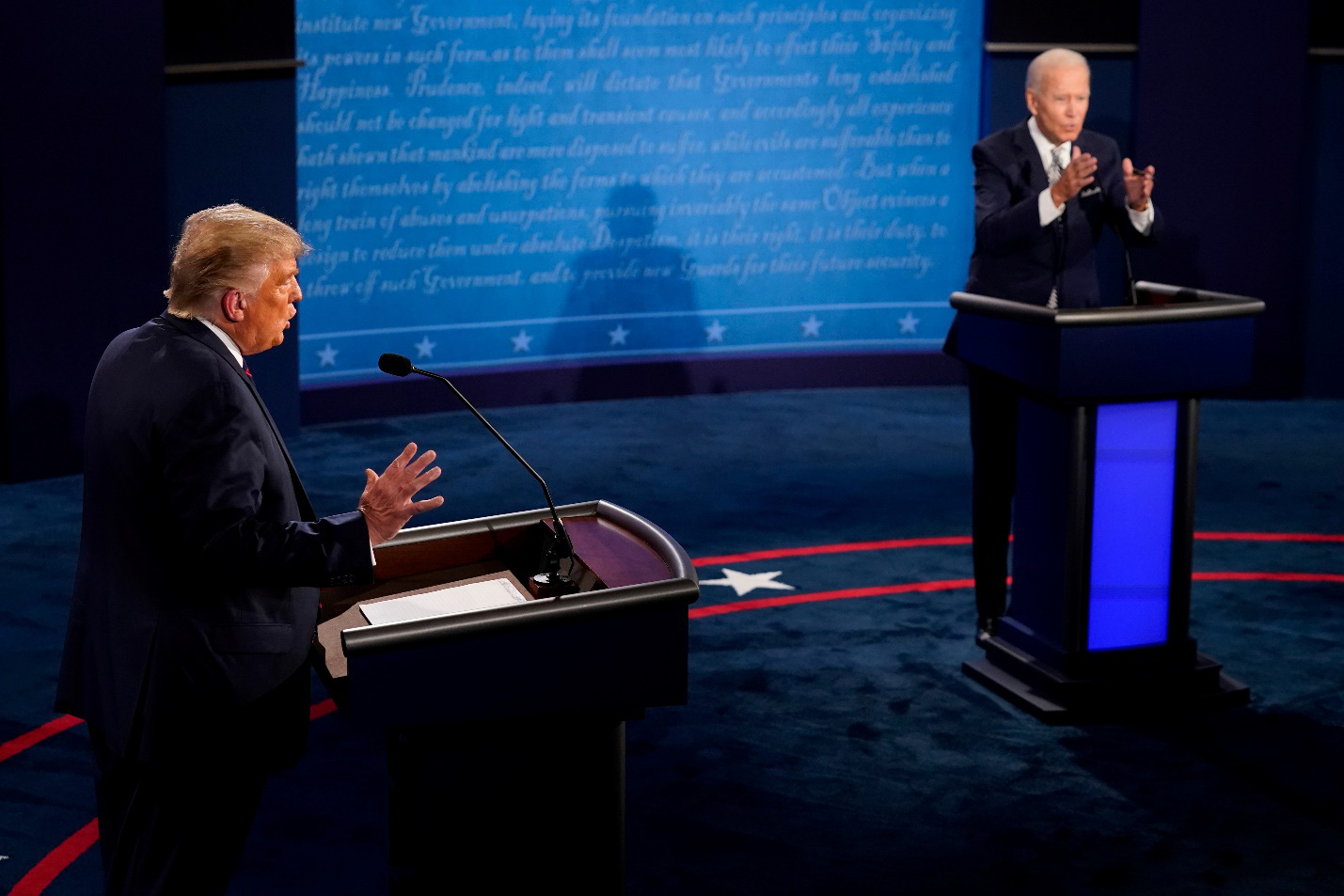 Đổi luật cuộc tranh luận, ông Trump chỉ trích cuộc chiến “hai chọi một”