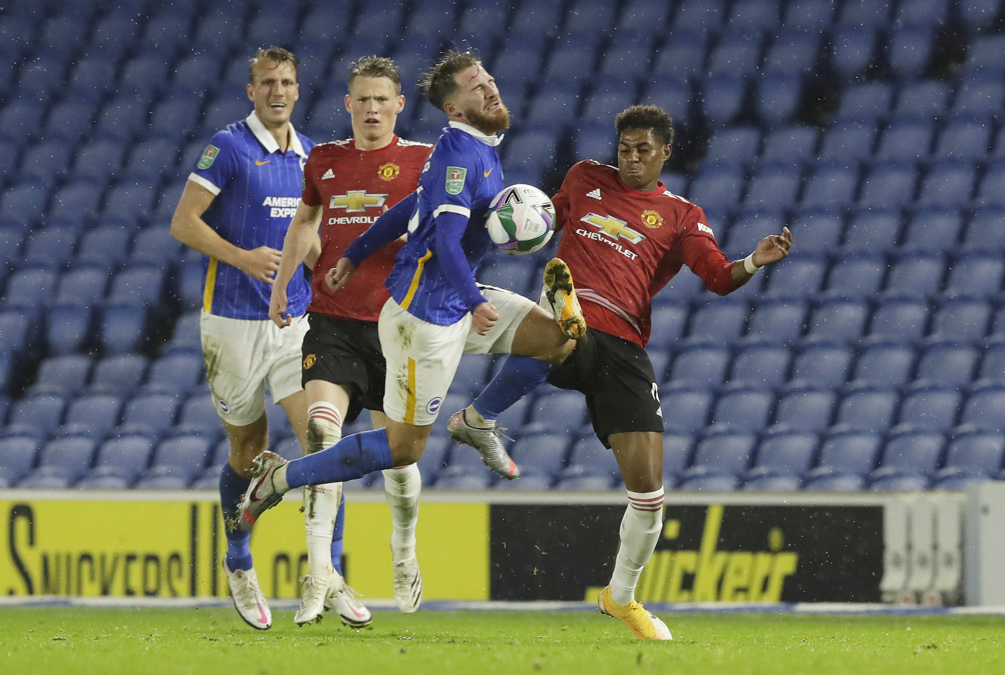 Đẳng cấp l&ecirc;n tiếng, Man United đoạt v&eacute; tứ kết League Cup - Ảnh 1.